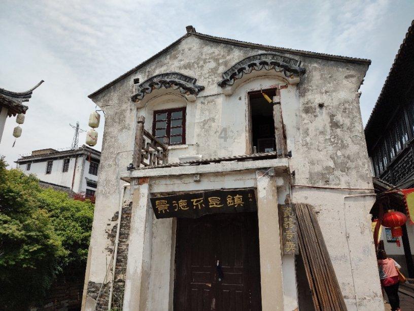 外卖员被保安用钢叉锁脖子:都是该被保护的底层,你却自视高贵?